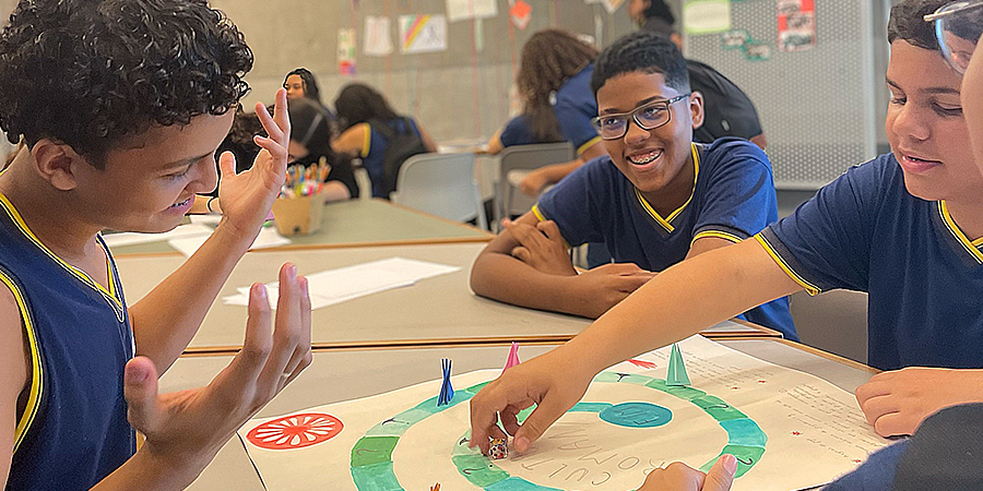alunos jogando coletivamente 