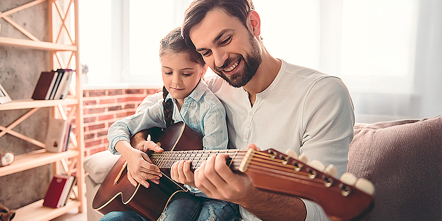 pai e filha tocando violão 