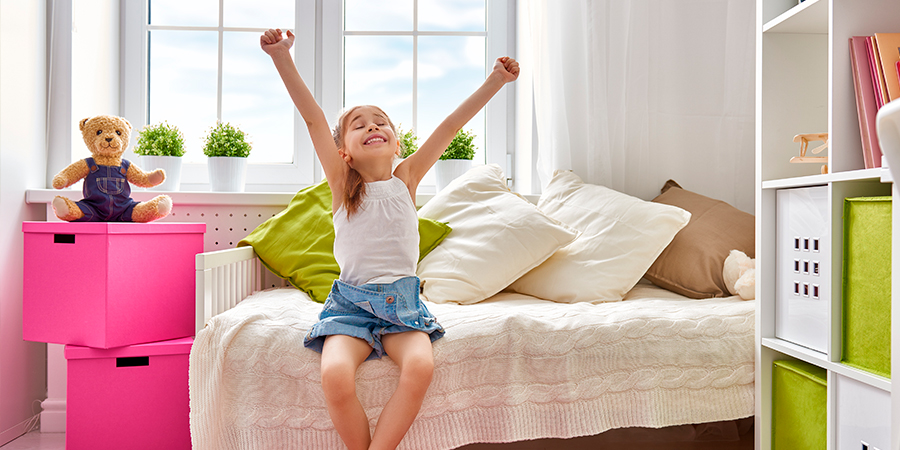 menina dentro do quarto infantil 