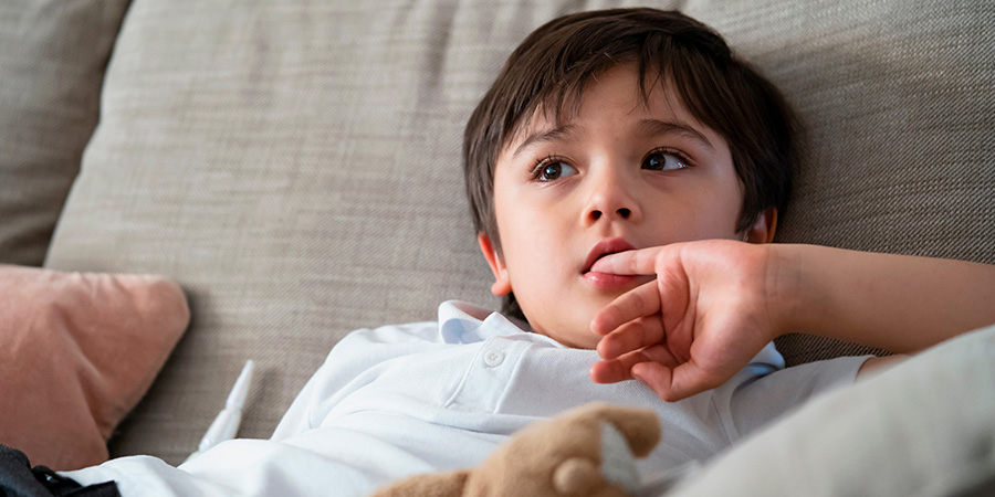 menino comendo unha - Entenda quando a mania infantil precisa de atenção dos pais