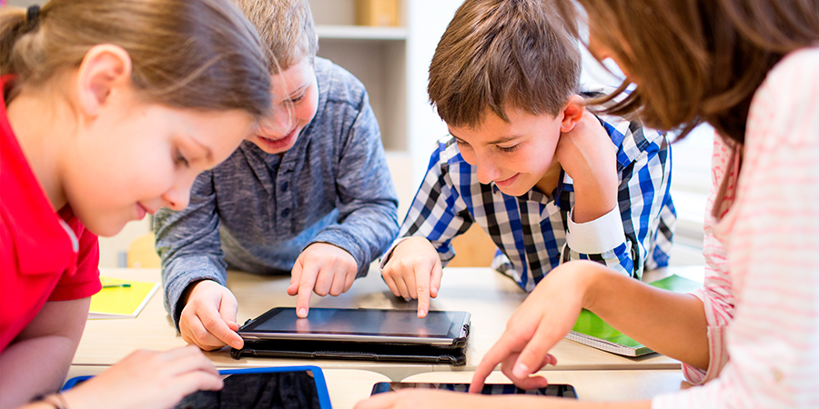 alunos vendo o tablet 