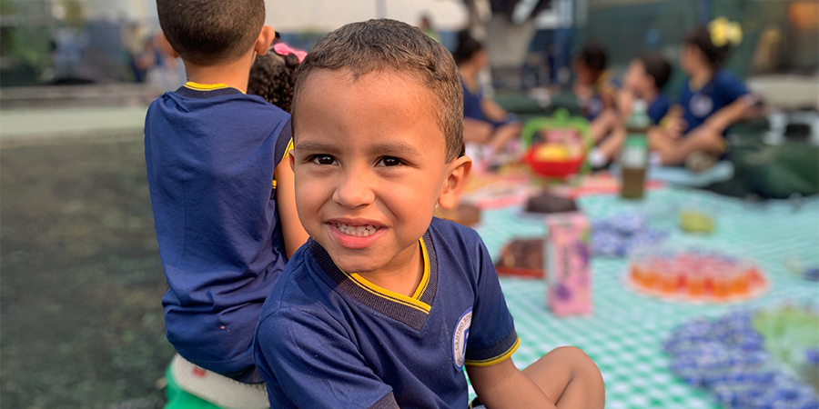 menino olhando para a foto durante piquenique 