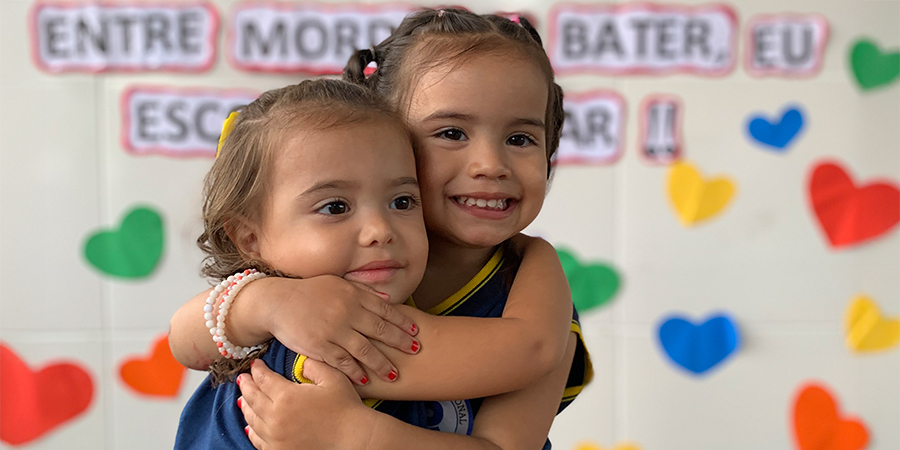 crianças abraçadas 