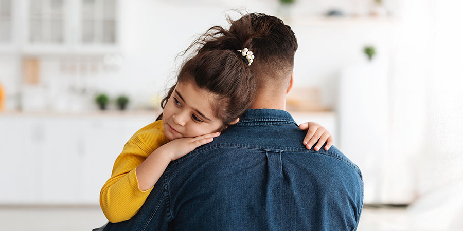 filha nos braços do pai dela 