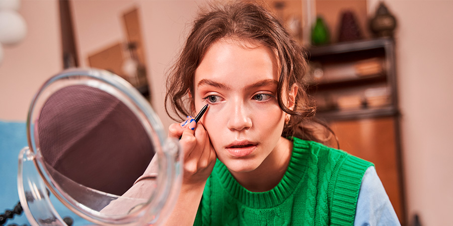 adolescente se maquiando - Como a autoestima influencia o futuro dos jovens 