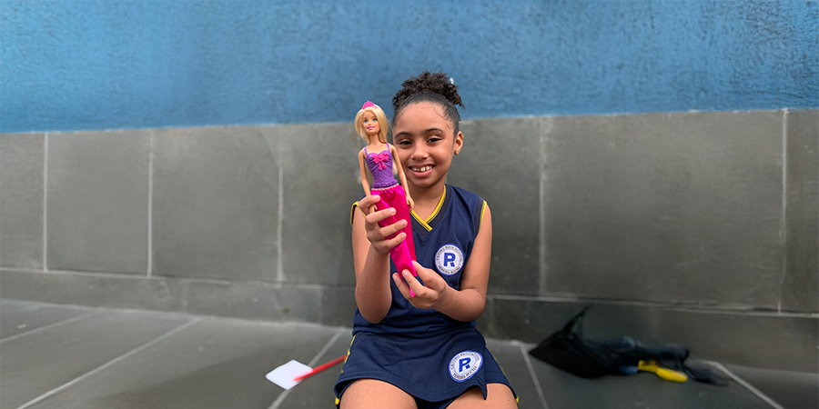 menina com boneca e saiba como orientar sobre finanças e gastos da mesada