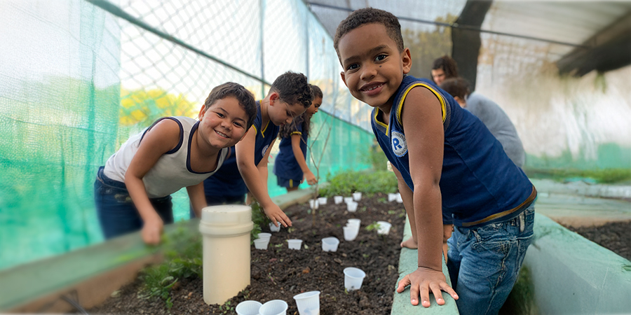 meninos na educação infantil 