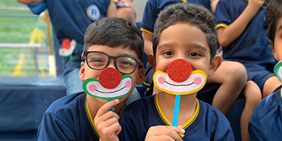 meninos criativos com carinha de palhaço 
