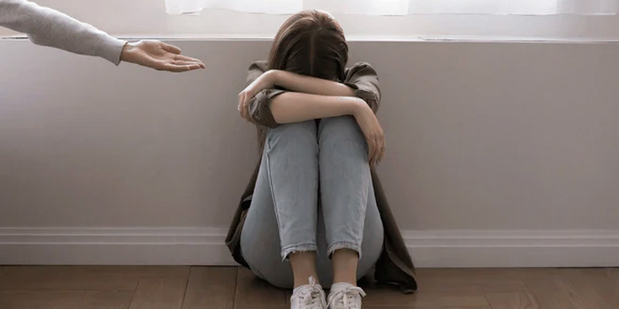 adolescente com a cabeça baixa e timidez na escola 