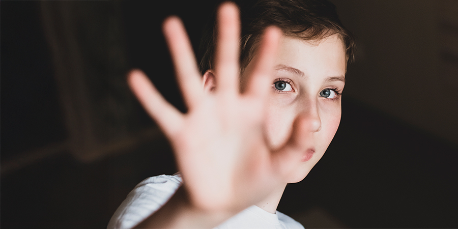 criança dizendo basta à adultização infantil 