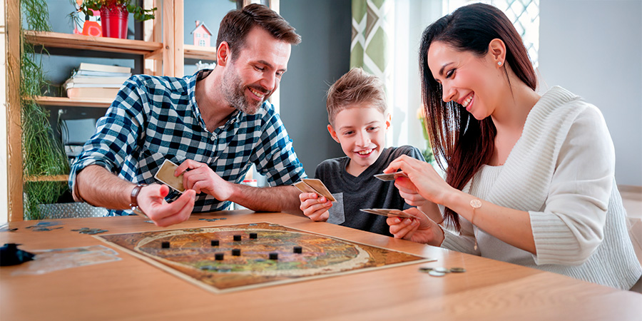  família jogando - jogos de tabuleiro são ferramentas poderosas para o desenvolvimento infantil