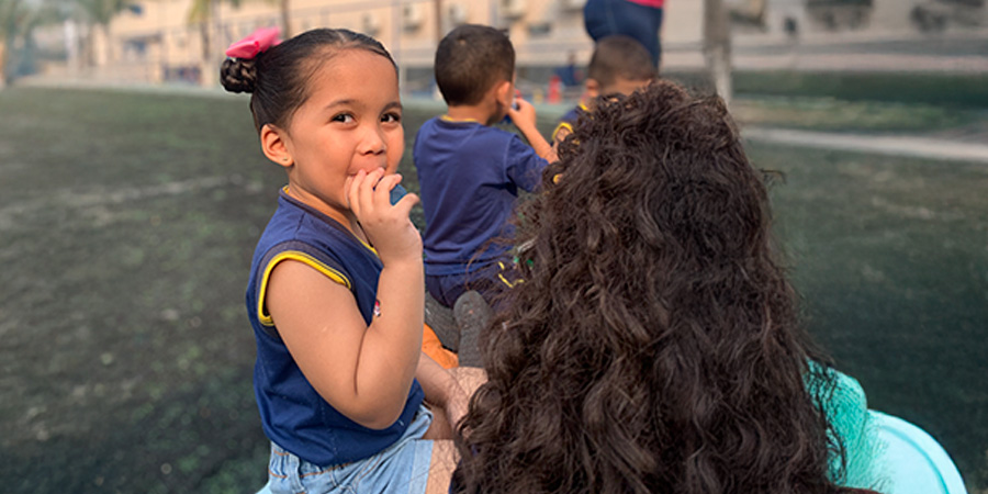 aluna em atividade - Como a escuta ativa transforma a relação entre adultos e crianças