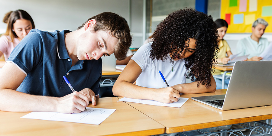 estudantes escrevendo - Interpretação de texto no vestibular e as estratégias para dominar essa habilidade